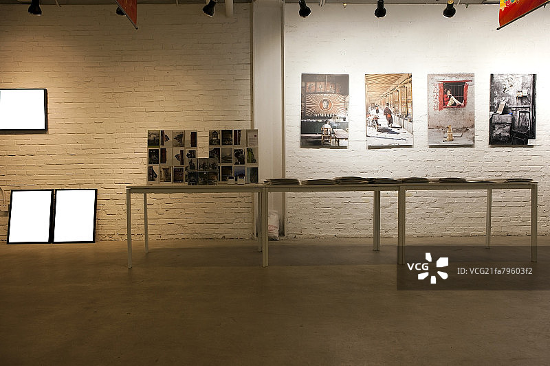 美术馆艺术画展和悬挂的画作图片素材
