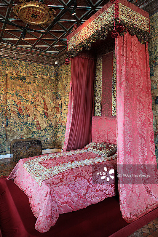 古堡里的床图片素材