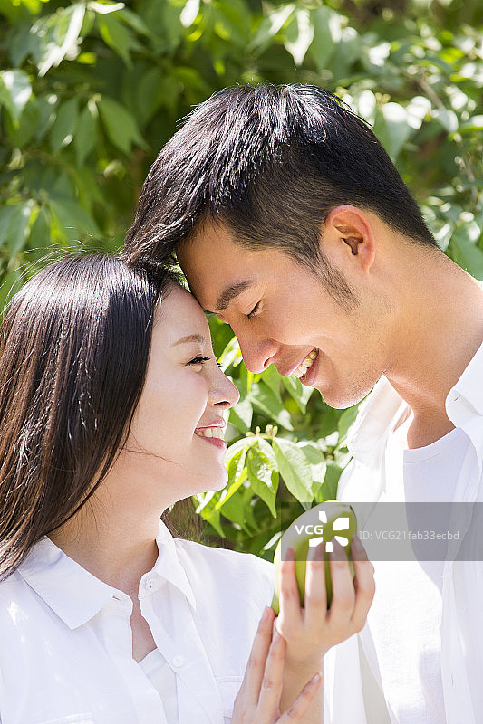 年轻情侣愉快踏青图片素材