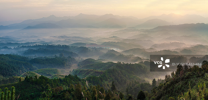 大画幅接片山峦叠嶂雾中日出图片素材