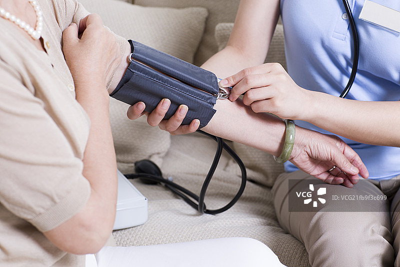 护工为老人量血压图片素材