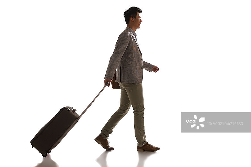 青年男人拉着行李箱旅行图片素材
