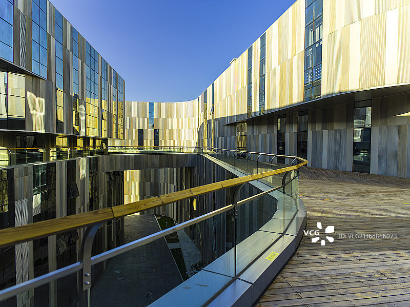 都市中流线型建筑和广场图片素材