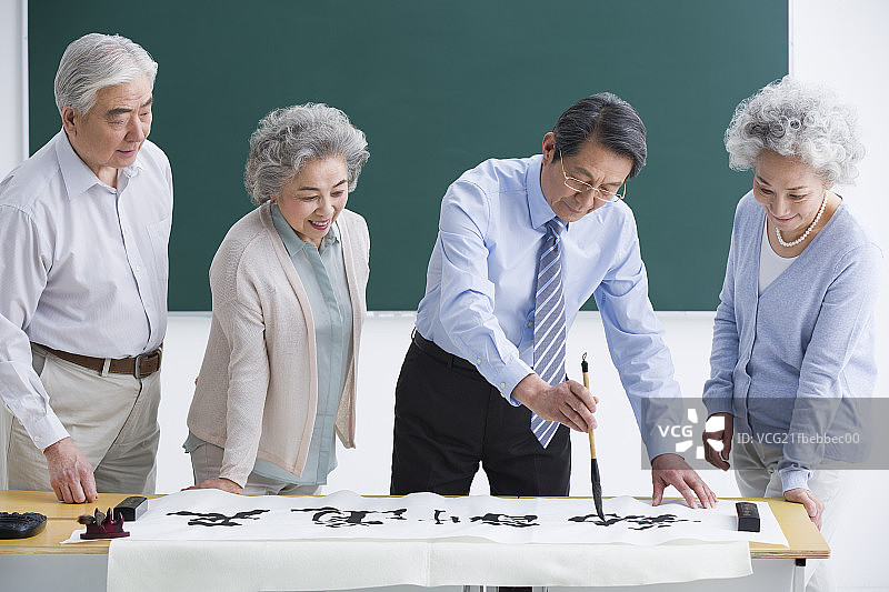 老年人上书法课图片素材