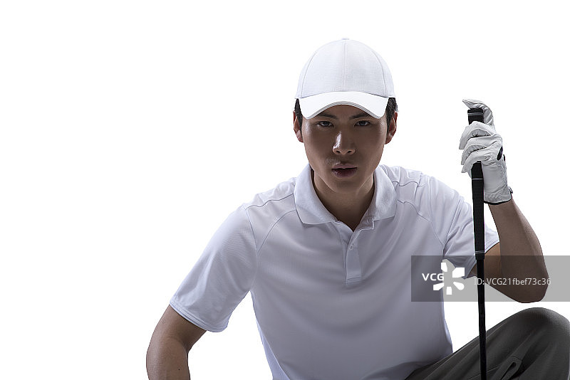 Young man playing golf图片素材