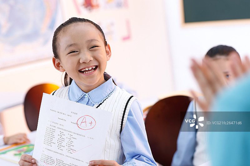 小学生在教室里上课图片素材