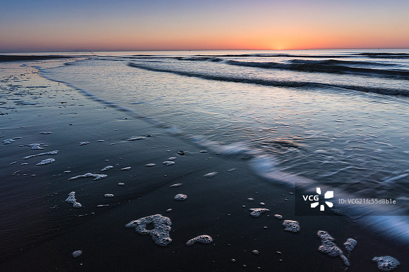 Sunrise by the seaside图片素材