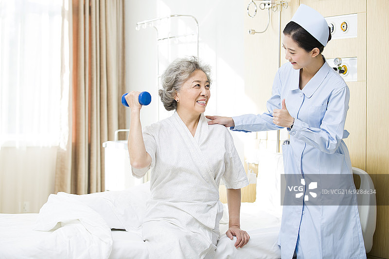 护士帮助病人进行恢复训练图片素材