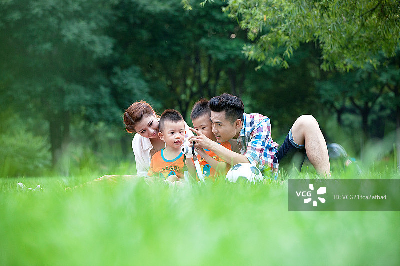 全家人在公园野餐图片素材
