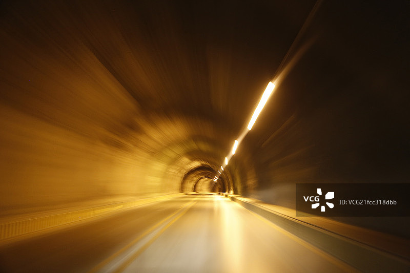 动感穿越隧道图片素材