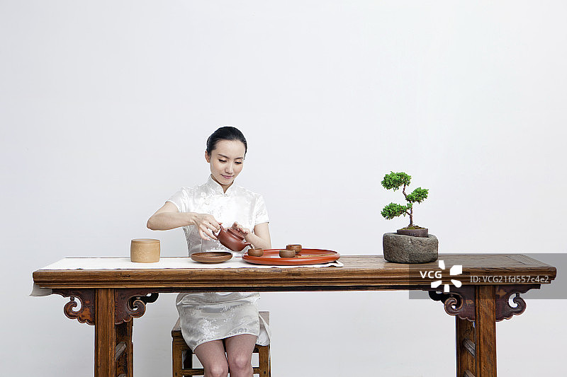 一个东方女性茶艺师做茶艺图片素材