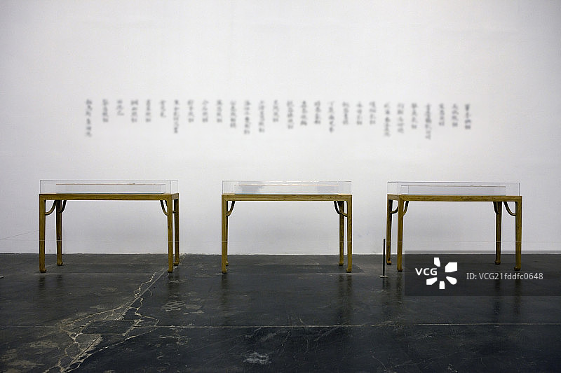 美术馆艺术画展和悬挂的画作图片素材