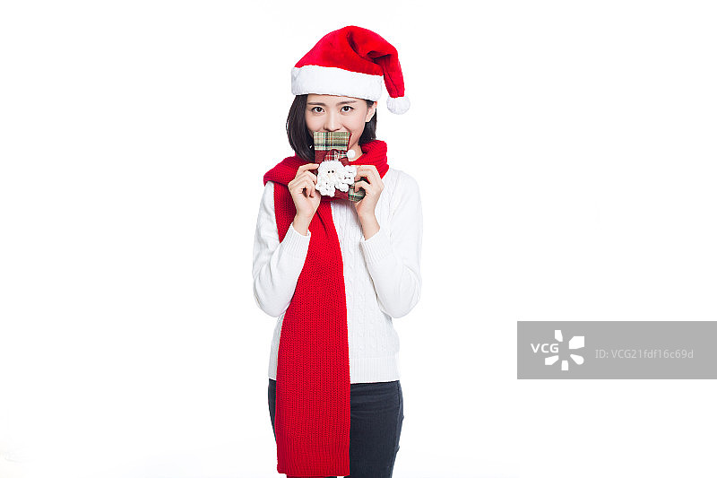 戴圣诞帽的青年女子手捧礼物盒图片素材
