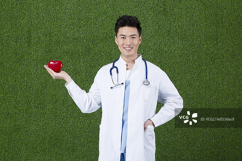 草地青年男医生图片素材