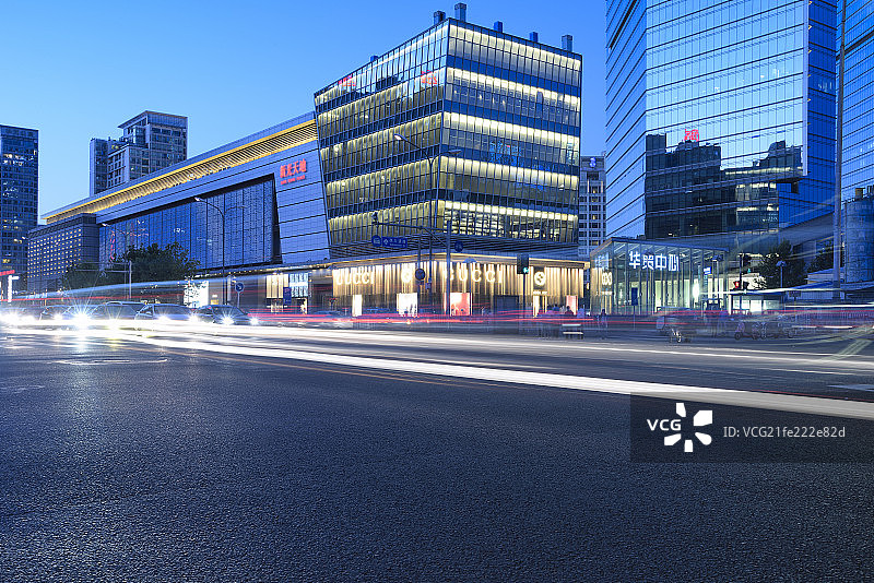 北京CBD摩天大楼繁华夜景和道路光效果图片素材