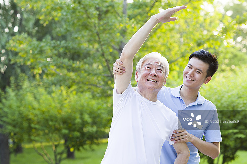 护工与锻炼身体的老人图片素材