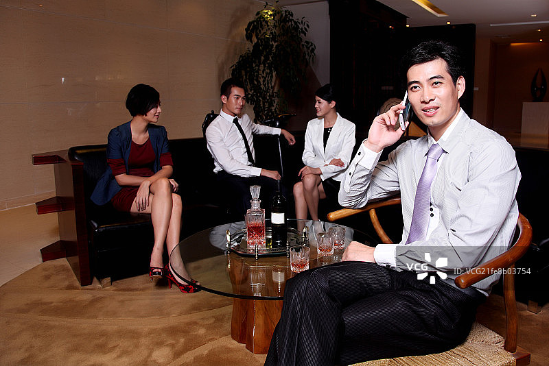 使用手机的商务人士图片素材