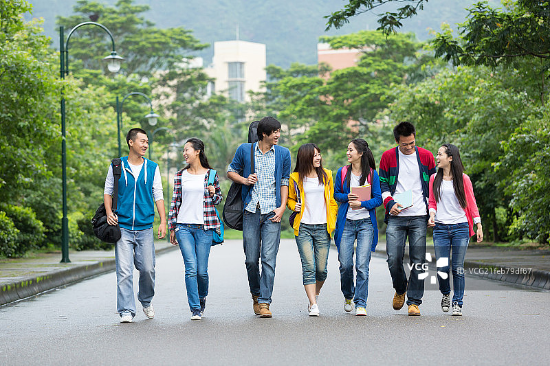 东方学生在校园里图片素材