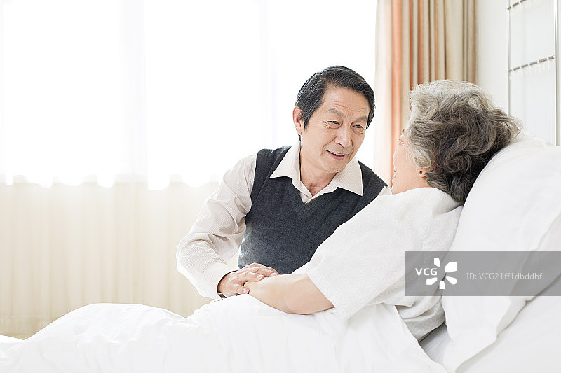 病房里的老年夫妇图片素材