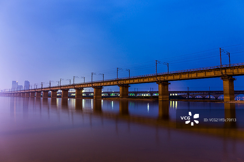 夜晚的铁路高架桥图片素材