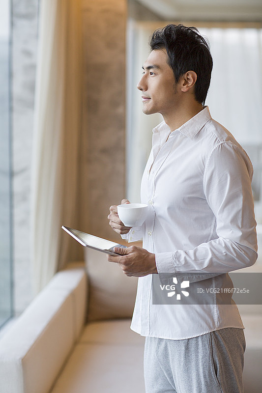 年轻男子在家喝咖啡图片素材