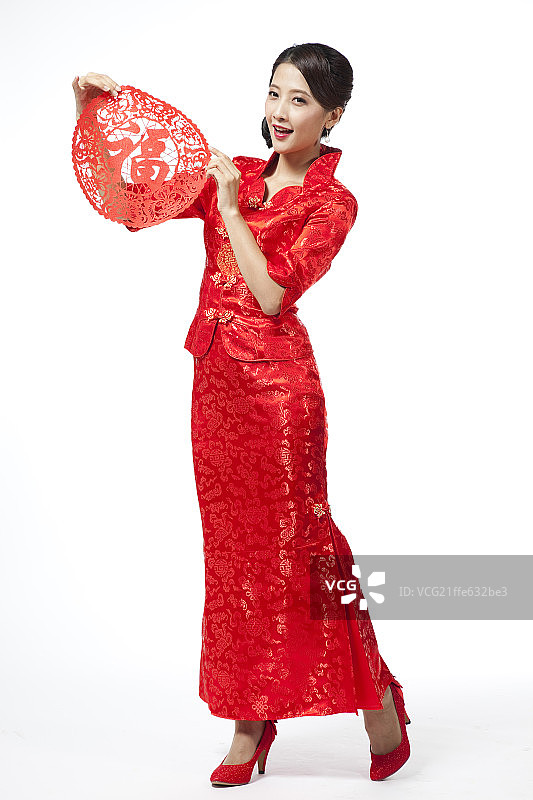 棚拍身穿中国传统服装的年轻女人和剪纸福字图片素材