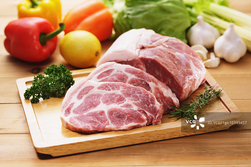 生猪肉和蔬菜图片素材