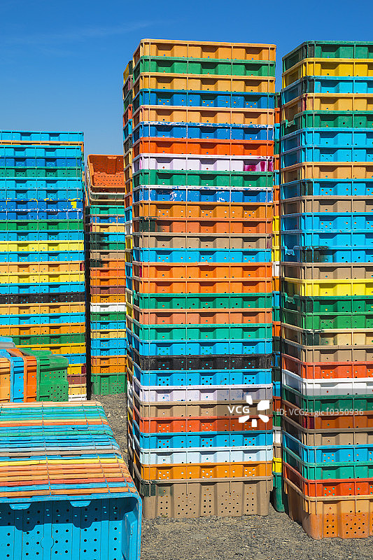 用于葡萄采摘的彩色容器堆图片素材