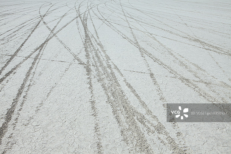 内华达州黑石沙漠盐滩上的轮胎痕迹图片素材