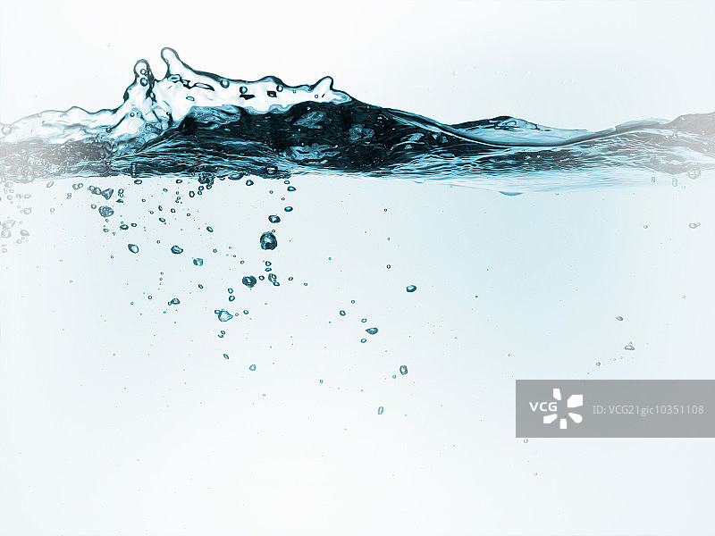 容器中的液体，包含流动的水和气泡图片素材