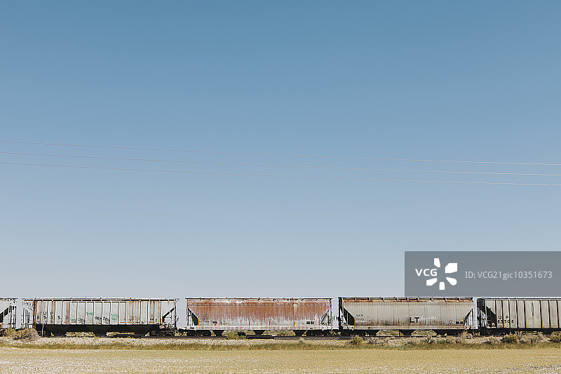 穿越黑石沙漠的火车车厢图片素材