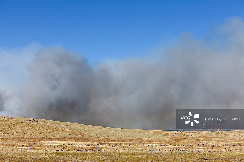 美国华盛顿州基蒂塔斯县埃伦斯堡附近的大型森林火灾图片素材