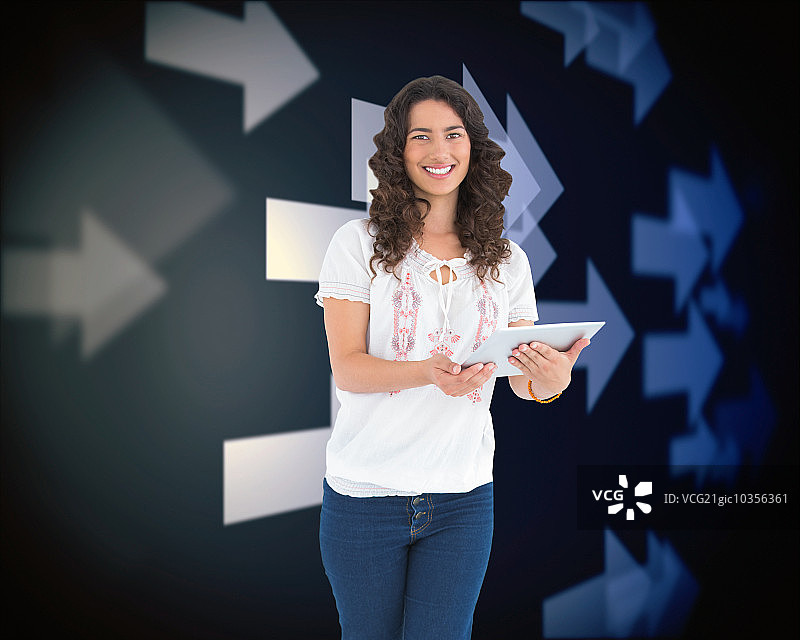 使用平板电脑的休闲棕发女子微笑合成图图片素材