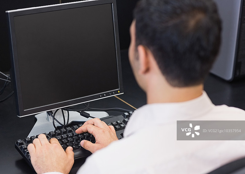 在电脑室使用电脑的成熟学生后视图特写图片素材