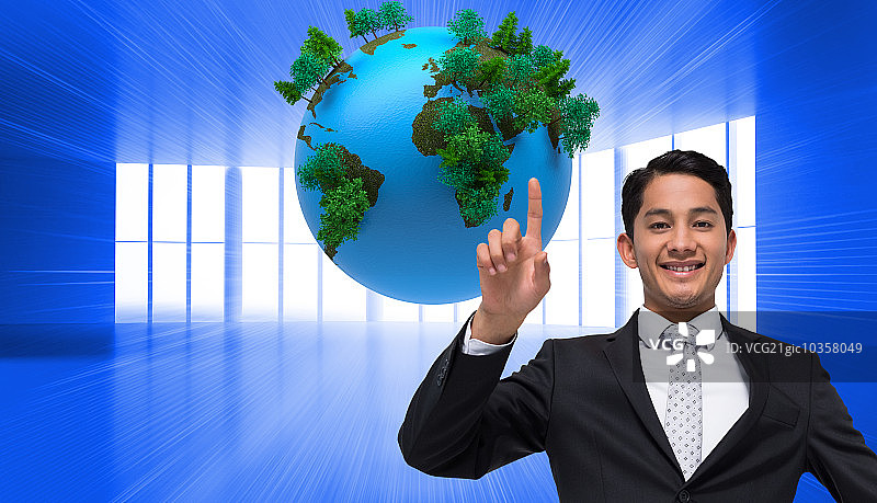 微笑的亚洲商人指着的合成图像图片素材