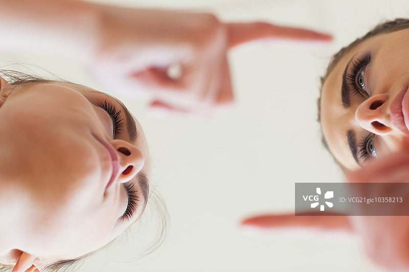 年轻女性争吵的仰视角度图片素材