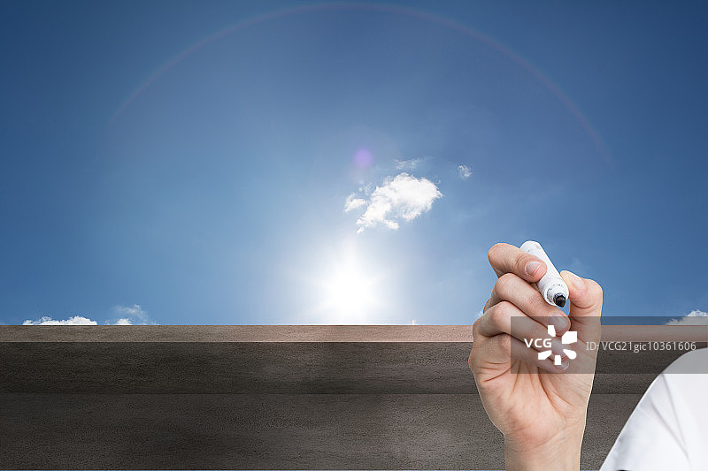 专注的女商人手持白板笔的合成图像图片素材