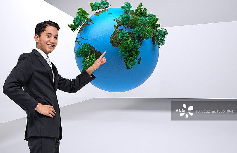 微笑的亚洲商人指着的合成图像图片素材