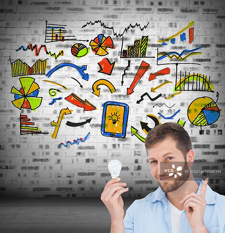 迷人模特左手拿着灯泡，灰色墙前展示经济插图的合成图像图片素材