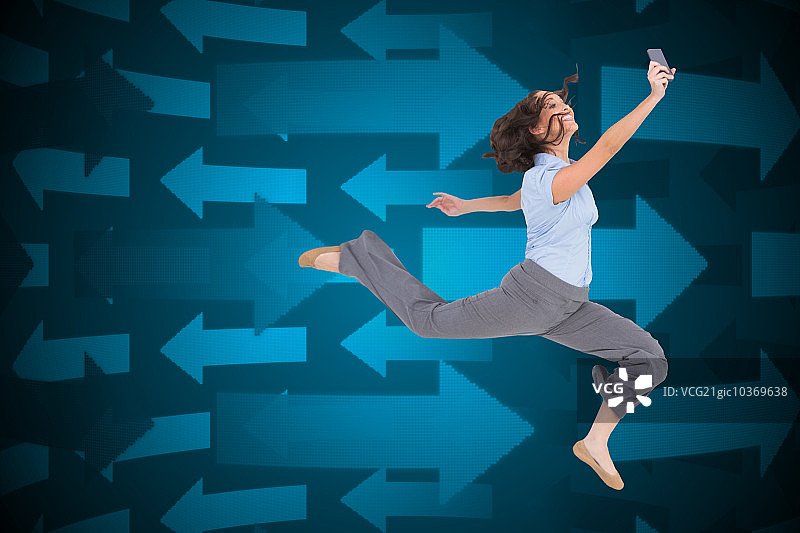 拿着智能手机跳跃的快乐时尚女商人合成图像图片素材