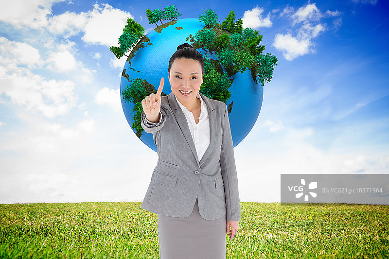 微笑的亚洲女商人指着的合成图像图片素材