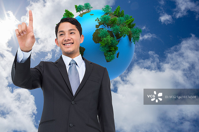 微笑的亚洲商人指着的合成图像图片素材