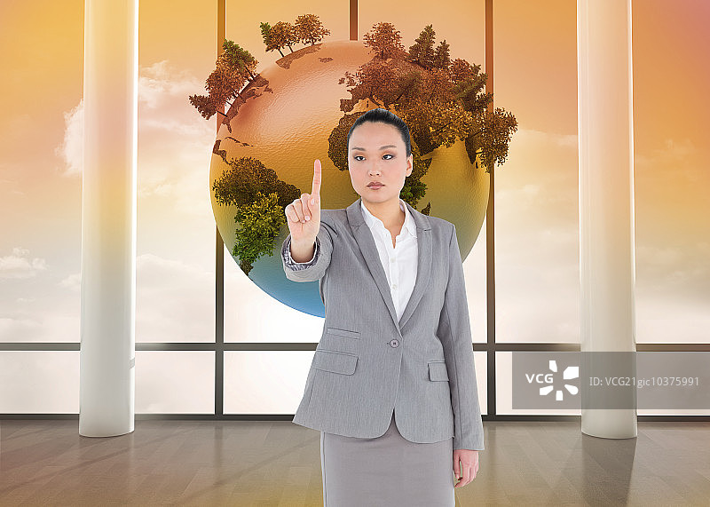 表情严肃的亚洲女商人的合成图片图片素材