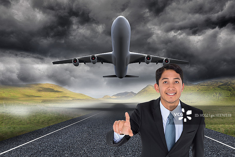 微笑的亚洲商人指着的合成图像图片素材