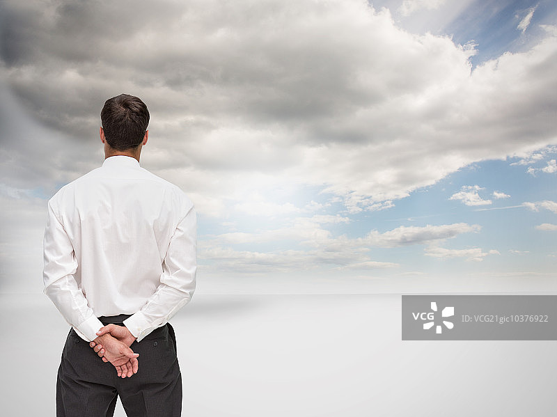 背对镜头的商人合成图像图片素材
