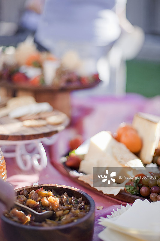 摆满自助餐美食的桌子，包括甜点和奶酪拼盘图片素材