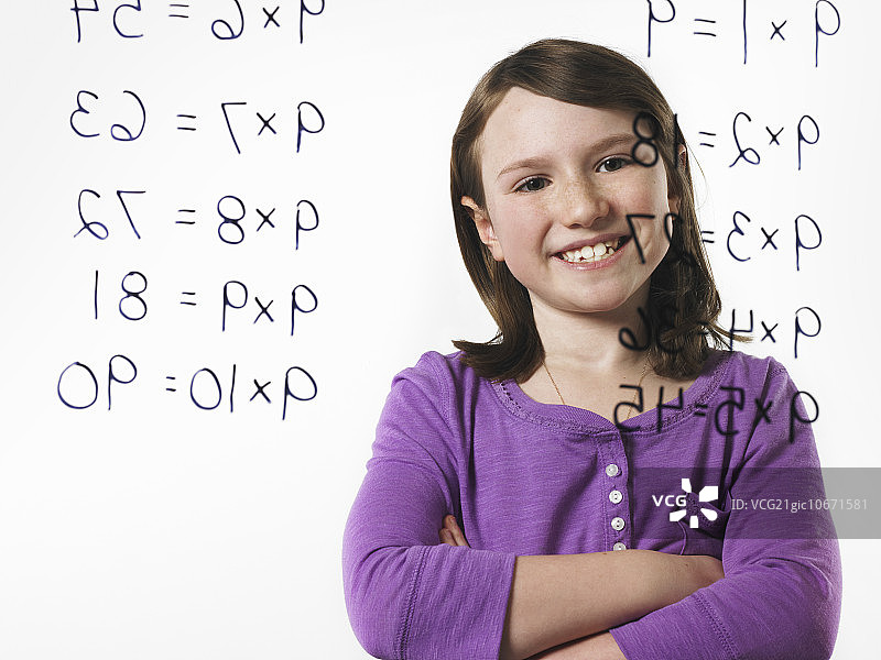 儿童看着透明表面上的乘法表图片素材