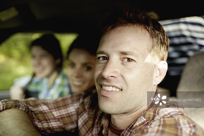 皮卡车内的三名乘客图片素材