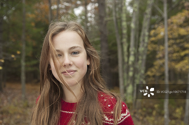 在阿肖坎湖畔的一天：身穿红色针织套头衫的年轻女孩图片素材