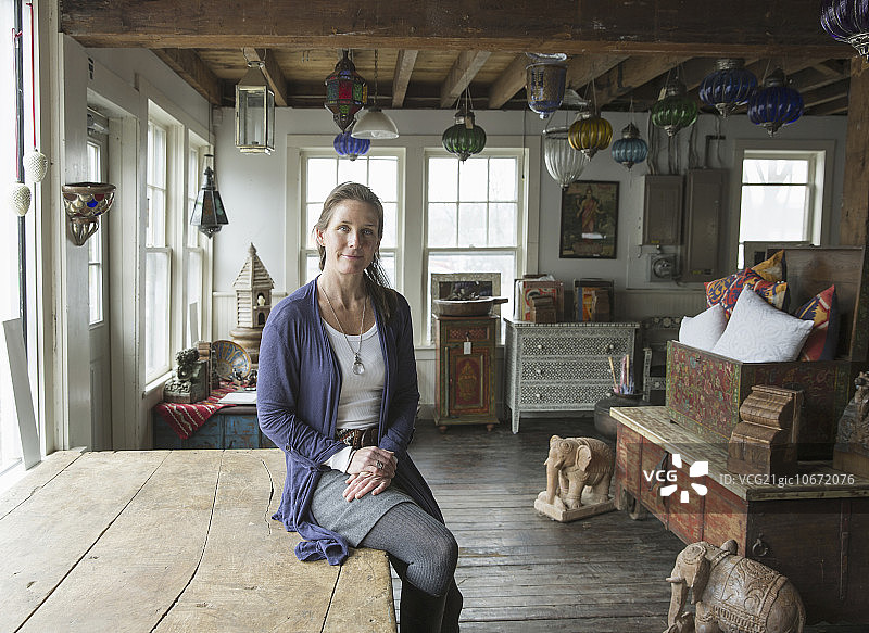 在小镇古董店里，陈列着过去的物品和家具的女人图片素材